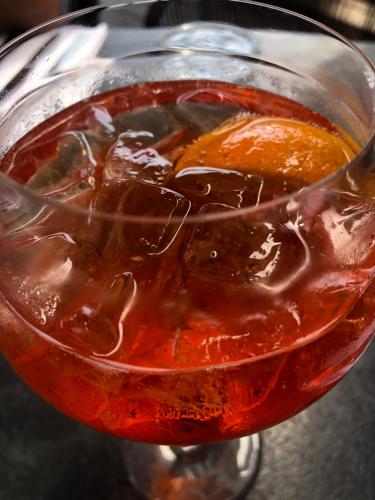 une boisson avec une orange dans un verre dans l'établissement chambre double avec salle de bain privée, à Monacia-dʼAullène