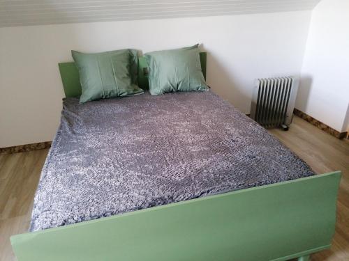 Posteľ alebo postele v izbe v ubytovaní Chambre parentale chez l'habitant