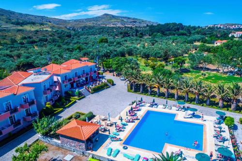 vista aerea di un resort con piscina di HOTEL BELLA VISTA a Mythimna