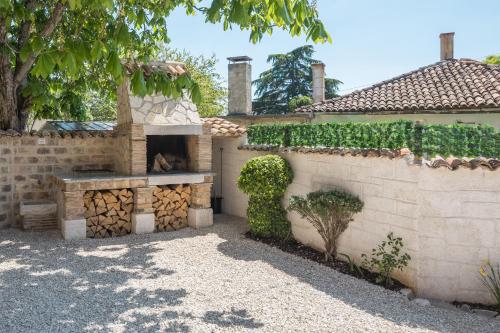Vonkajšia záhrada v ubytovaní Casa Viktoria with private garden and BBQ
