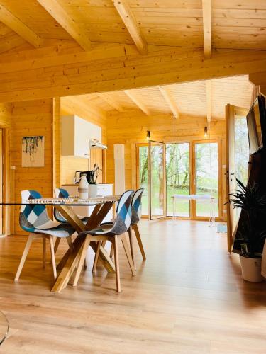 une salle à manger avec une table et des chaises dans l'établissement Chalet Loda cosy spa privé, à Roussayrolles