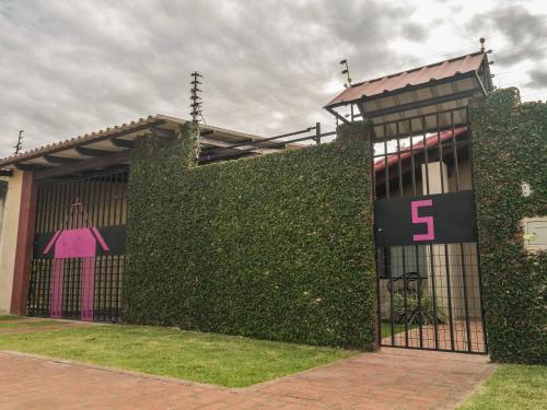 a building with a large ivy covered fence at Casa Completa para Familias o Grupos in Santa Cruz de la Sierra