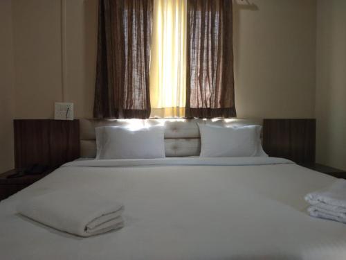 Hotel Krishna Exotica tesisinde bir odada yatak veya yataklar