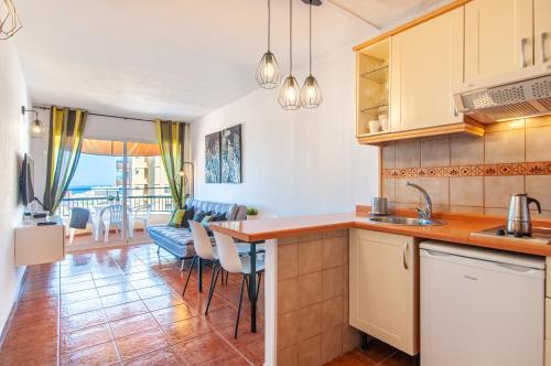 A kitchen or kitchenette at Las Vistas Ocean View PH08
