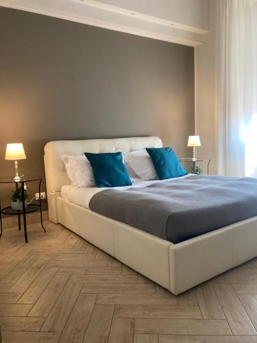 una camera da letto con un grande letto con cuscini blu di B&B Oriental Palace a Catania