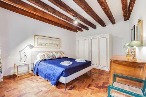 1 dormitorio con 1 cama y suelo de madera en Piazza San Marco Cozy Apartment x4, en Venecia