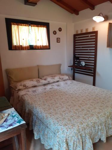 - une chambre avec un lit et une fenêtre dans l'établissement La casetta nel prato, à Vicchio