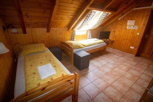 an overhead view of a bedroom with two beds at Radics Panzió Étterem és Pihenő Központ in Letenye