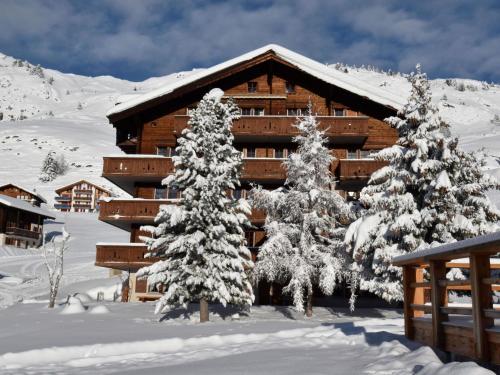 une cabane en rondins avec des arbres enneigés devant elle dans l'établissement Apartment Südlenz 41 by Interhome, à Riederalp