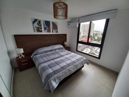 1 dormitorio con cama y ventana grande en Marqués de Tojo Urbano en San Salvador de Jujuy