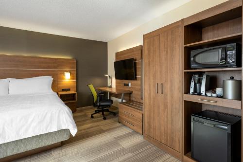 um quarto de hotel com uma cama e uma secretária em Holiday Inn Express Toronto Downtown, an IHG Hotel em Toronto