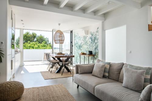 シルヴェスにあるCasa Aradeのソファとテーブルのあるリビングルーム