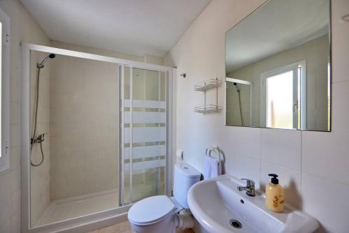 馬蓋洛夫的住宿－Nura Houses Duplex Magaluf 1，浴室配有卫生间、盥洗盆和淋浴。