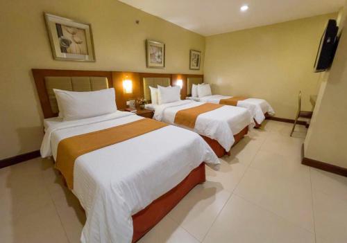 Łóżko lub łóżka w pokoju w obiekcie Royal Garden Hotel