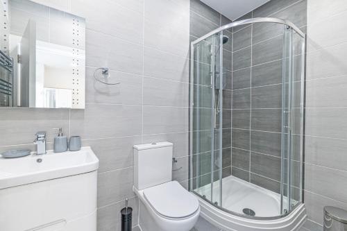 y baño con ducha, aseo y lavamanos. en Coniston House, 3 bedrooms with parking, Appleby, en Kirkby Thore