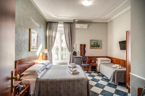 um quarto de hotel com uma cama e uma escrivaninha em Hotel Centro Cavour Roma em Roma