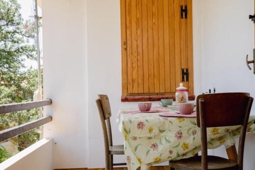 a table in a room with a table and chairs at Residenze di Via Magnolie in Porto Ottiolu