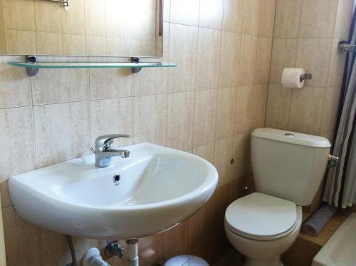 een badkamer met een wastafel en een toilet bij Guesthouse Kolenti in Portariá