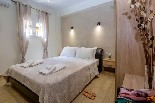 1 dormitorio con 1 cama grande y toallas. en Borts apartment, en Corfú