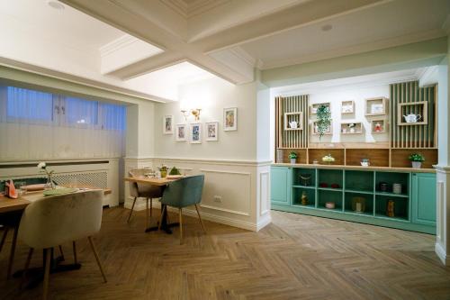 a dining room with a table and chairs and a table and chairsktop at Pensiunea Casa Sturza in Bacău