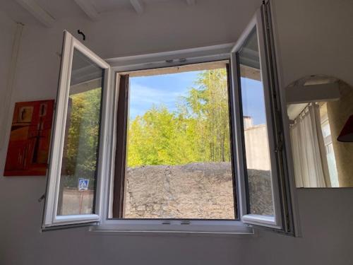 ein Fenster in einem Zimmer mit Aussicht in der Unterkunft Charmant studio à 2 pas du centre historique in Sommières