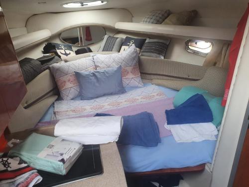 einen Innenblick auf einen Wohnmobil mit Kissen und Decken in der Unterkunft Otok Krk Apartments in Čižići