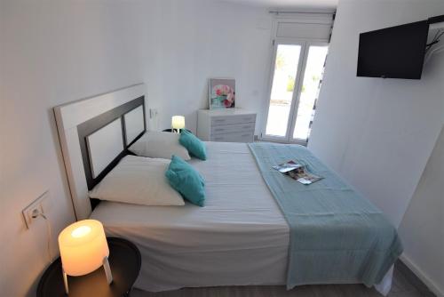 Giường trong phòng chung tại 392- casa al canal con amarre y jacuzzi