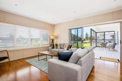 Ein Sitzbereich in der Unterkunft Yelo at Culburra I Pet Friendly I 1 Min Walk to Beach