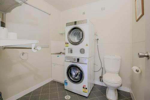 Ein Badezimmer in der Unterkunft Yelo at Culburra I Pet Friendly I 1 Min Walk to Beach