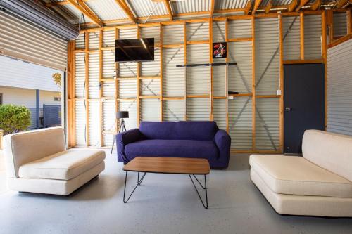 Ein Sitzbereich in der Unterkunft Yelo at Culburra I Pet Friendly I 1 Min Walk to Beach