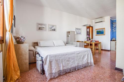 Ένα ή περισσότερα κρεβάτια σε δωμάτιο στο Mostra del Cinema - deliziosa location al Lido