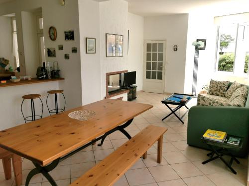 un salon avec une table en bois et un canapé dans l'établissement Villa 