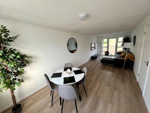 a dining room with a table and chairs at New Cosey 2 bedroom apartment with free parking in London