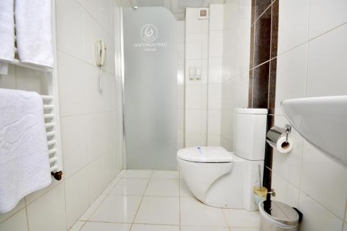 HaymanaにあるDoc's Wellness & Spa Hotelのトイレと洗面台を備えた白いバスルーム