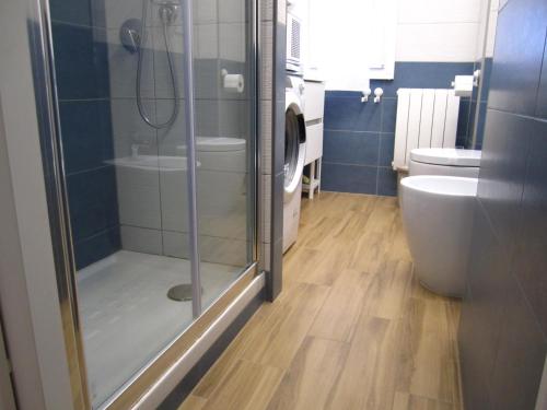 a bathroom with a shower and a toilet at Casa Casella, delizioso bilocale a due passi dal mare in Lido di Ostia