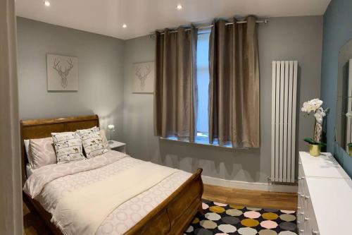a bedroom with a bed and a window at Stunning 1-Bed Apartment in London in London