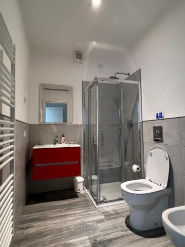 ein Bad mit einer Dusche, einem WC und einem Waschbecken in der Unterkunft Loft San Vitale in Ravenna