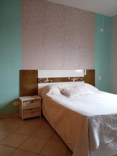 Een bed of bedden in een kamer bij Apartamento Aconchegante com Estacionamento