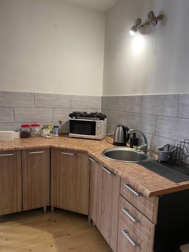 Cuisine ou kitchenette dans l'établissement Садиба Рокса