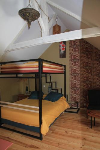 Ce lit se trouve dans un dortoir doté d'une mezzanine. dans l'établissement Au Figuier du Gué, à Lantillac