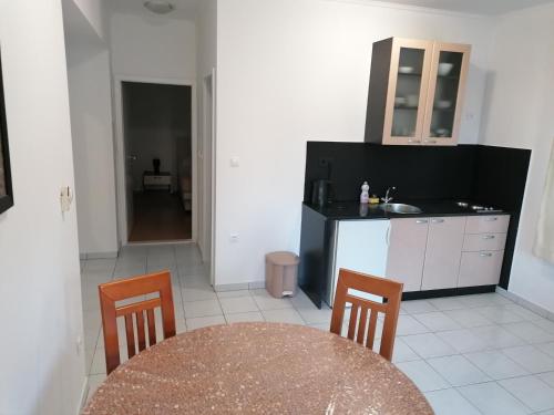 Dapur atau dapur kecil di Apartments Dinko