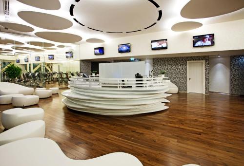 Televisyen dan/atau pusat hiburan di Kempinski Residences & Suites, Doha