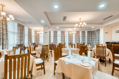 En restaurang eller annat matställe på Kibo Palace Hotel Moshi
