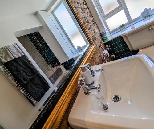 A bathroom at Stylish penthouse apartment