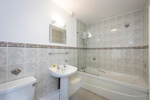Ένα μπάνιο στο Hengar Manor Apartments