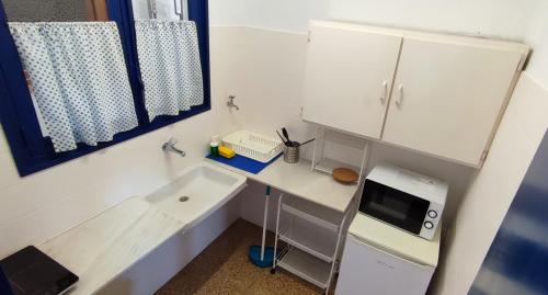 Il comprend une petite cuisine équipée d'un évier et d'un four micro-ondes. dans l'établissement Area 340 Camper Park, à Roda de Bará