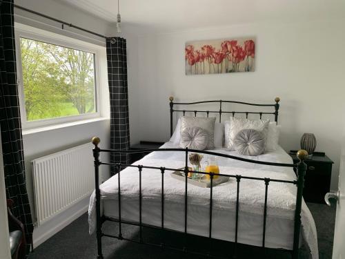 En eller flere senge i et værelse på Newly renovated 2-Bed House in Gorleston-on-Sea
