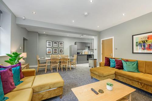 Sala de estar con 2 sofás y mesa en Host & Stay - The Georgian Quarters at Canning en Liverpool