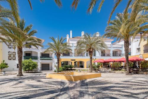 Modern and Spacious Holiday Apartment, Cabanas