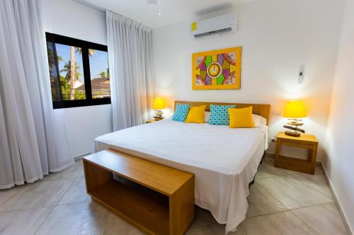 Un pat sau paturi într-o cameră la Stella Aparthotel, Las Terrenas